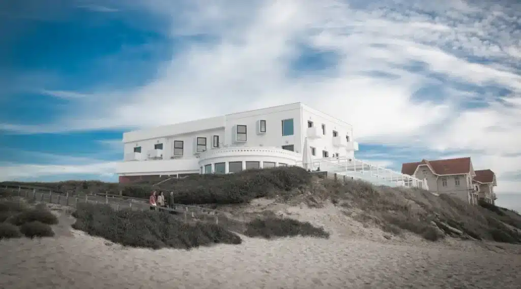 Hôtel moderne conçu par un architecte sur une plage avec une vue dégagée et un design contemporain.