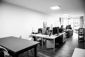 Vue des bureaux d’un cabinet d’architecte moderne à Lanton, mettant en avant l’espace de travail et l’aménagement intérieur.